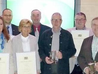 Der Aufsichtsratsvorsitzende Landrat Thomas Habermann (rechts) und die Geschäftsführung, mit Helmut Grosser (links) und Prokurist Joachim Schärtl (Zweiter von links) zusammen mit dem Betriebsratsvorsitzenden Wolfgang Stumpf (4.v.l.) gratulierten den Jubilaren (ab 5.v.l.) Marion Zirk (Wollbach), Ingo Habig (Simmershausen), Ute Lindner (Tann) und Hartmut Kaiser (Henneberg, 3.v.r.) Daneben wurden die ausgeschiedenen Mitarbeiter Otto Reder (Unterweißenbrunn, 3.v.l.), Elmar Kessler (Simmershausen,...