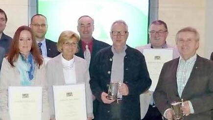 Der Aufsichtsratsvorsitzende Landrat Thomas Habermann (rechts) und die Geschäftsführung, mit Helmut Grosser (links) und Prokurist Joachim Schärtl (Zweiter von links) zusammen mit dem Betriebsratsvorsitzenden Wolfgang Stumpf (4.v.l.) gratulierten den Jubilaren (ab 5.v.l.) Marion Zirk (Wollbach), Ingo Habig (Simmershausen), Ute Lindner (Tann) und Hartmut Kaiser (Henneberg, 3.v.r.) Daneben wurden die ausgeschiedenen Mitarbeiter Otto Reder (Unterweißenbrunn, 3.v.l.), Elmar Kessler (Simmershausen,...
