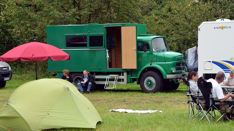 Abenteurer und Weltenbummler haben sich beim Globetrotter-Treffen vom feuchten Wetter nicht die Stimmung vermiesen lassen. Ein Ländersammler liest aus seinem neuen Buch. Foto: Peter Rauch