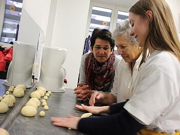 Drei Generationen auf einem Bild: Ann-Sophie Gehring (rechts) rollt mit Erika Hilbert (links) und ihrer 87-j&auml;hrigen Mutter (Mitte) den Hefeteig f&uuml;r den Osterhasen aus. Foto: Theresa Krapf