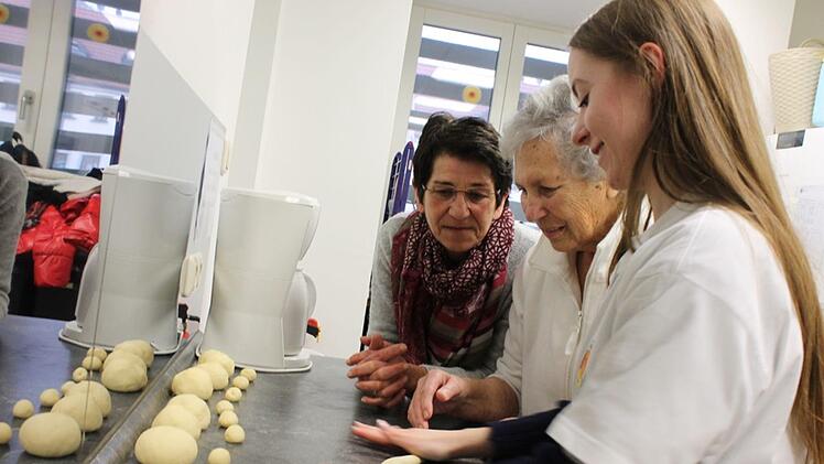 Drei Generationen auf einem Bild: Ann-Sophie Gehring (rechts) rollt mit Erika Hilbert (links) und ihrer 87-j&auml;hrigen Mutter (Mitte) den Hefeteig f&uuml;r den Osterhasen aus. Foto: Theresa Krapf