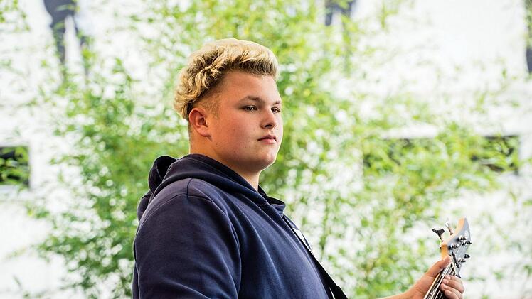 Die Bandklassen an der Gottfried-Neukam-Mittelschule "Bass(t) scho!" und "Crazy Frogs" sowie die Schulband "No Name" begeisterten ihr Publikum beim Festival "rock.im.puls - Bandklassen on stage". Foto: privat