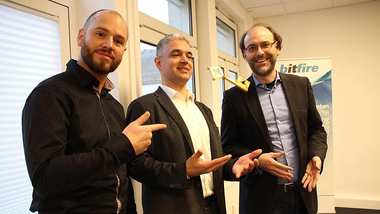 Hans Wild (von links), Holger Fries und Gewo-Gesch&auml;ftsf&uuml;hrer Joachim Kohn bei der Schl&uuml;ssel&uuml;bergabe. Foto: Benedikt Borst