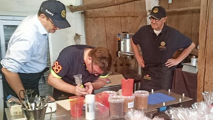 Markus K&uuml;hlwein beschriftete die Schokolade. Foto: privat