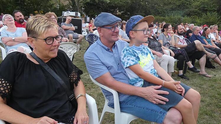 Auch Bürgermeister Thomas Stadelmann genoss zusammen mit Frau Monika und Enkel Emil den Zeiler Kinosommer.
