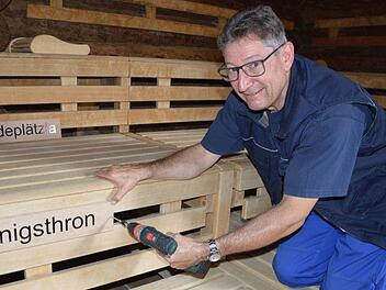 Ewald Hack vom städtischen Bauhof montiert die Platzschilder in der Event-Sauna.   Foto: Königsbad Forchheim