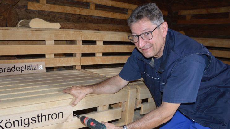 Ewald Hack vom städtischen Bauhof montiert die Platzschilder in der Event-Sauna.   Foto: Königsbad Forchheim