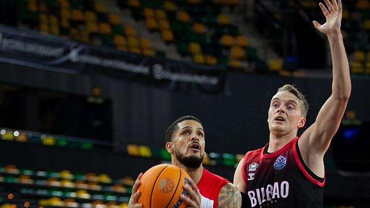 Tyler Larson (links) traf keinen seinen fünf Dreierversuche, erzielte aber sieben Punkte, gab vier Assists bei drei Ballverlusten und holte zwei Rebounds. Foto: championsleague.basketball