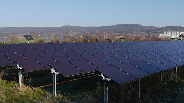 Im Landkreis Ha&szlig;berge gibt es bereits an verschiedenen Standorten Freifl&auml;chen-Anlagen mit Photovoltaik. Unser Bild zeigt die Freifl&auml;chen-Photovoltaik-Anlage zwischen K&ouml;nigsberg und Hellingen. Weitere sollen im Kreis entstehen. Foto: Rebecca Vogt