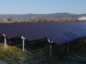 Im Landkreis Haßberge gibt es bereits an verschiedenen Standorten Freiflächen-Anlagen mit Photovoltaik. Unser Bild zeigt die Freiflächen-Photovoltaik-Anlage zwischen Königsberg und Hellingen. Weitere sollen im Kreis entstehen. Foto: Rebecca Vogt