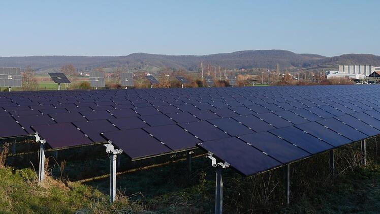 Im Landkreis Haßberge gibt es bereits an verschiedenen Standorten Freiflächen-Anlagen mit Photovoltaik. Unser Bild zeigt die Freiflächen-Photovoltaik-Anlage zwischen Königsberg und Hellingen. Weitere sollen im Kreis entstehen. Foto: Rebecca Vogt