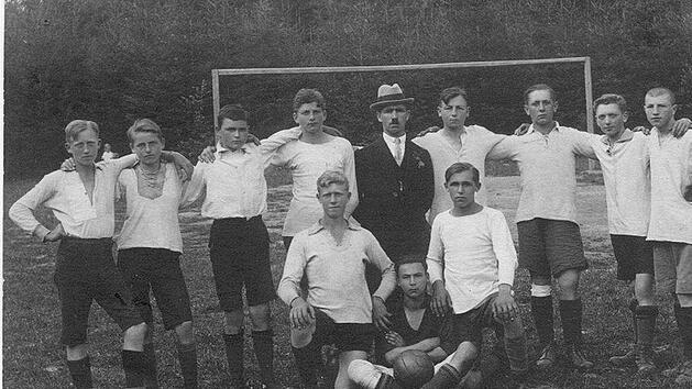 Dieses historische  Foto zeigt die Fu&szlig;baller des SV auf  der Seeh&ouml;fer Wiese.