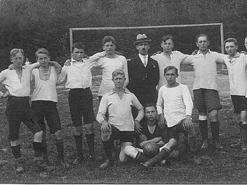 Dieses historische  Foto zeigt die Fußballer des SV auf  der Seehöfer Wiese.