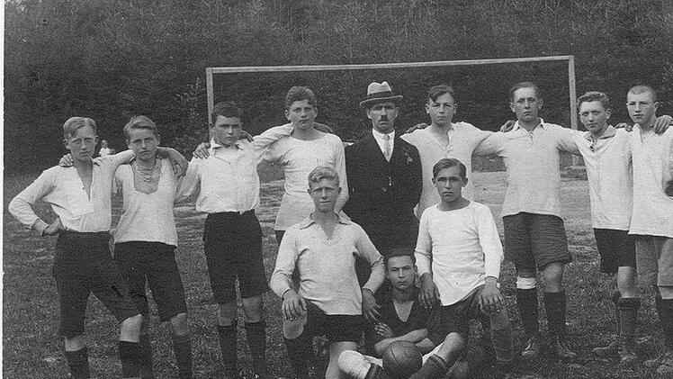 Dieses historische  Foto zeigt die Fußballer des SV auf  der Seehöfer Wiese.