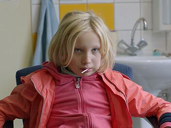 Die gleichermaßen verletzliche wie aggressive Benni (Helena Zengel) treibt Jugendhelfer, Ärzte und ihre labile Mutter in die Verzweiflung.