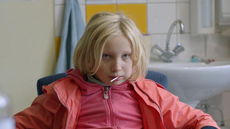 Die gleicherma&szlig;en verletzliche wie aggressive Benni (Helena Zengel) treibt Jugendhelfer, &Auml;rzte und ihre labile Mutter in die Verzweiflung.