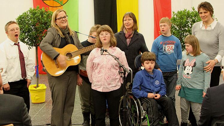 Eine Gruppe der Lebenshilfe unter Leitung von Isabell Kuhn (links) hieß den hohen Gast aus München musikalisch willkommen.