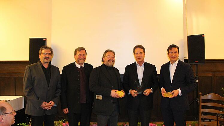 Die ersten Nutznießer der "Stoschek-Volkmann-Spende" konnten am Mittwoch die Plaketten entgegennehmen, die an den sanierten Häusern angebracht werden (von links): Markus Friedrich, Hans-Heinrich Eidt, Hans-Ulrich Bär, Michael Stoschek und Philipp Stöcklein. Foto: Simone Bastian