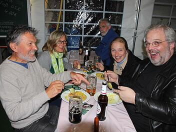 Gute Laune ganz ohne Fleisch: Wolfgang und Ulrike Hellert sowie Karin und Mark Lackner (v.l.) Fotos: Peter Groscurth