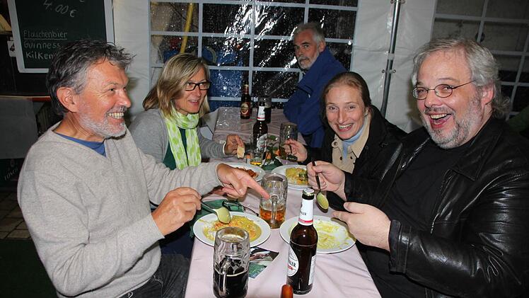Gute Laune ganz ohne Fleisch: Wolfgang und Ulrike Hellert sowie Karin und Mark Lackner (v.l.) Fotos: Peter Groscurth
