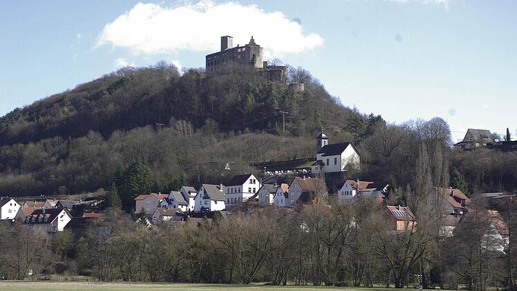Hoch oben thront die Trimburg.  Foto: Winfried Ehling