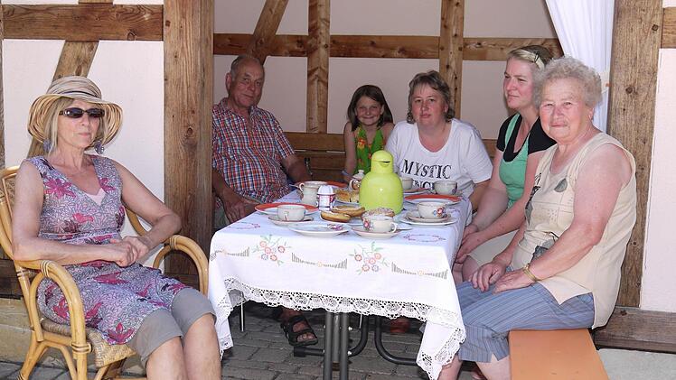 Die TSV-Laienschauspieler und ihr ungewöhnliches Kaffeekränzchen. Foto: Berthold Köhler