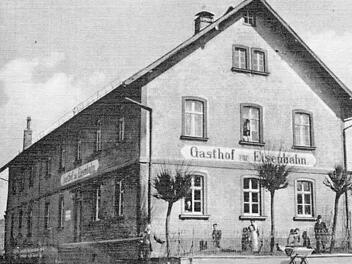 Der Gasthof Post hieß unter Jean Gall noch Hotel "Zur Eisenbahn".  Fotos/Repro: Fotocreativ Kreis Ebern/Steffen Schanz - Sammlung Rothbauer, Liebender, Ziegler; FT-Archiv: Eckehard Kiesewetter, Ralf Kestel