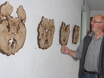 Herbert Holzheimer zeigt das ehemalige Münnerstädter Naturdenkmal in seiner aktuellen Ausstellung im Haus der Schwarzen Berge.  Foto: M. Eckert