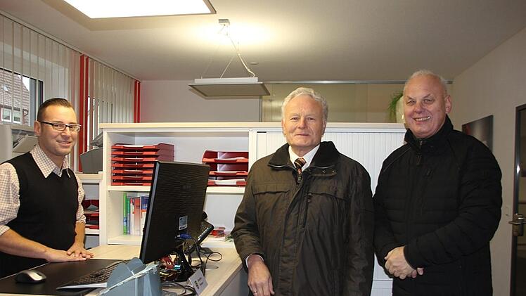 Beim Rathaus-Rundgang  Altbürgermeister Albert Rubel (M.) und der Zweite Bürgermeister Siegfried Weißerth (r.)  Veronika Schadeck