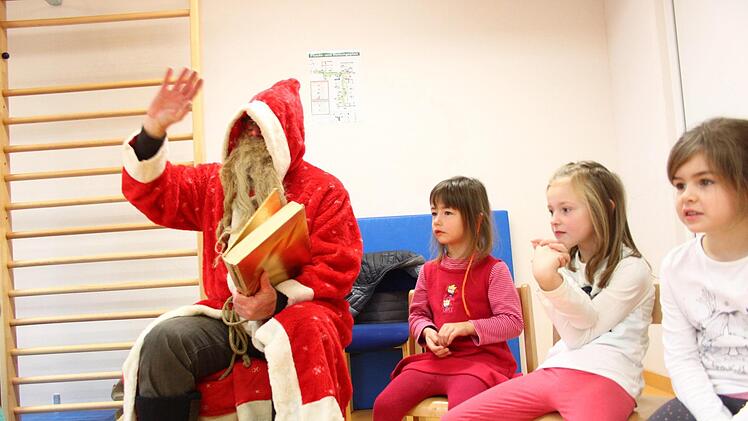 Der Nikolaus besuchte auf Einladung der Bayerischen Rundschau die Evangelische Kindertagesstätte Abenteuerland in Neuenmarkt. Foto: Jürgen Gärtner