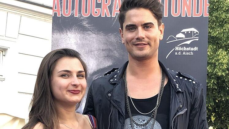 Die Damen posierten gerne mit Dominik Bruntner.   Foto: Eckermann