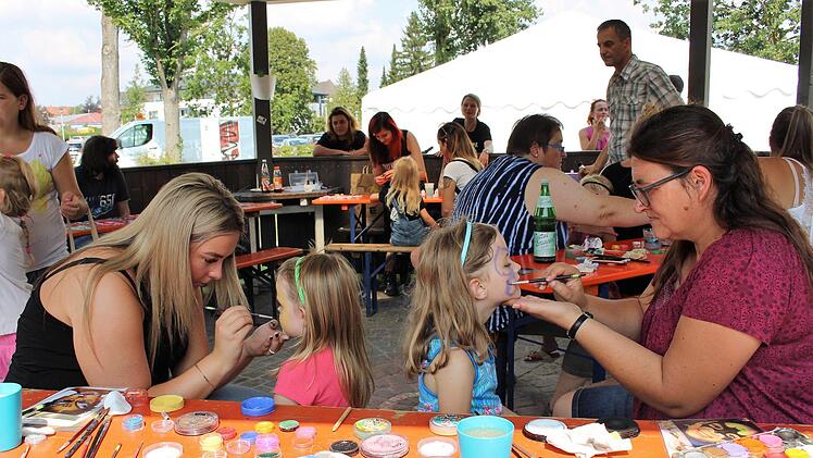 Schminken ist vor allem für die Mädchen immer ein großes Vergnügen.Evi Seeger
