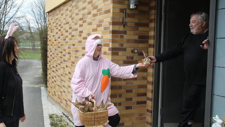 Einer unter vielen Aktiven der Feuerwehr Rossach. Auch für Heribert Florschütz war der Besuch des Osterhasen der FFW Rossach eine freudige Überraschung. Foto: Michael Stelzner