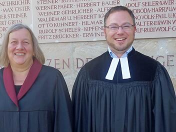 Die beiden Vertrauensfrauen Sabine Jacob (links) und Christine Winkler (rechts) vom Kirchenvorstand freuen sich auf eine fruchtbare Zusammenarbeit mit Sabine Mahl (Zweite von links) und Pfarrer Michael Hofmann (Dritter von links).