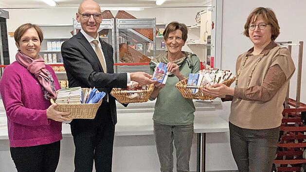Bei der &Uuml;bergabe der Gutscheine der Weihnachtsaktion (von links): Die zuk&uuml;nftige Pr&auml;sidentin Susanne Hehn, Pr&auml;sident Helmut Hetzel, Helga Kirsch als Teamleitung der Tafelausgabe Herzogenaurach und Elke Bollmann, Einrichtungsleitung Tafel Erlangen