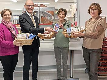 Bei der Übergabe der Gutscheine der Weihnachtsaktion (von links): Die zukünftige Präsidentin Susanne Hehn, Präsident Helmut Hetzel, Helga Kirsch als Teamleitung der Tafelausgabe Herzogenaurach und Elke Bollmann, Einrichtungsleitung Tafel Erlangen