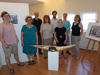 Bis 24. Juli ist eine Ausstellung der acht Künstler aus dem Gebiet der Kreuzbergallianz im Rhöner Kunstsalon am Marktplatz 21 in Bischofsheim zu sehen. Das Bild zeigt von links: Maria Boldt, Eva Repp-Poppe, Herbert Holzheimer, Rosa Strauß-Carl, El...
