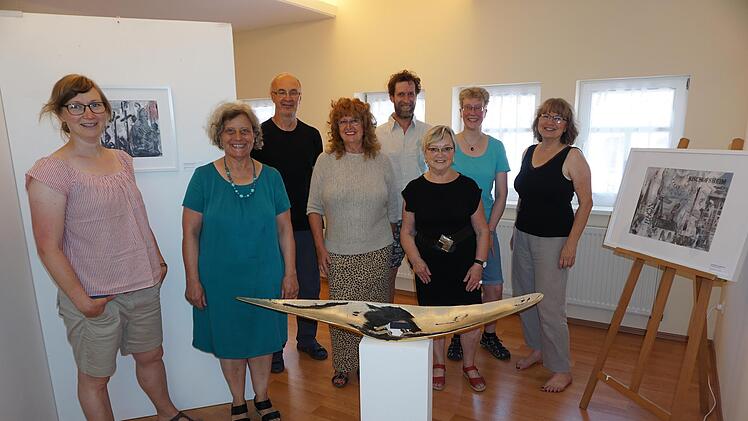 Bis 24. Juli ist eine Ausstellung der acht Künstler aus dem Gebiet der Kreuzbergallianz im Rhöner Kunstsalon am Marktplatz 21 in Bischofsheim zu sehen. Das Bild zeigt von links: Maria Boldt, Eva Repp-Poppe, Herbert Holzheimer, Rosa Strauß-Carl, El...