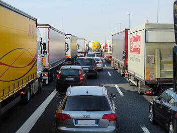 Unfall in Aurach: Mann (67) fährt beim Überholen auf Lkw auf - schwer verletzt