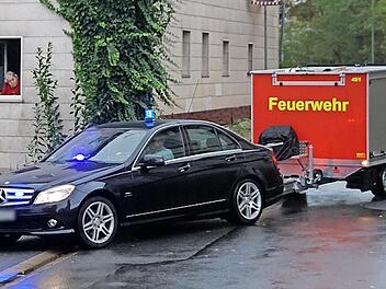 Kreisbrandinspektor Andreas Schnapp fährt mit der neuen TSA in Poppendorf vor.