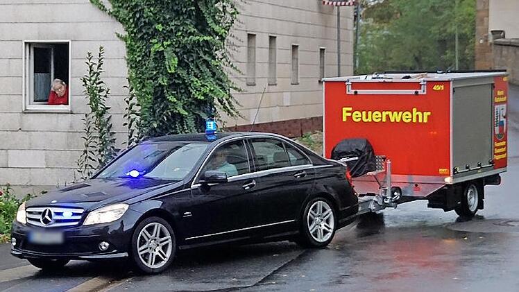 Kreisbrandinspektor Andreas Schnapp fährt mit der neuen TSA in Poppendorf vor.