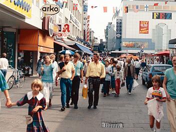 Die Kieler Fu&szlig;g&auml;ngerzone 1986: Mehr Kaufkraft als heute hatten die Menschen damals nicht.