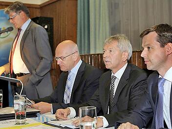 Kreisvorsitzender Thomas Silberhorn MdB (rechts) und Wahlleiter Johann Kalb (daneben) verfolgen mit Landrat und Bezirkstagspräsident Günther Denzler den Rechenschaftsbericht des Landtagsabgeordneten Heinrich Rudrof (stehend).  Foto:  Matthias Hoch