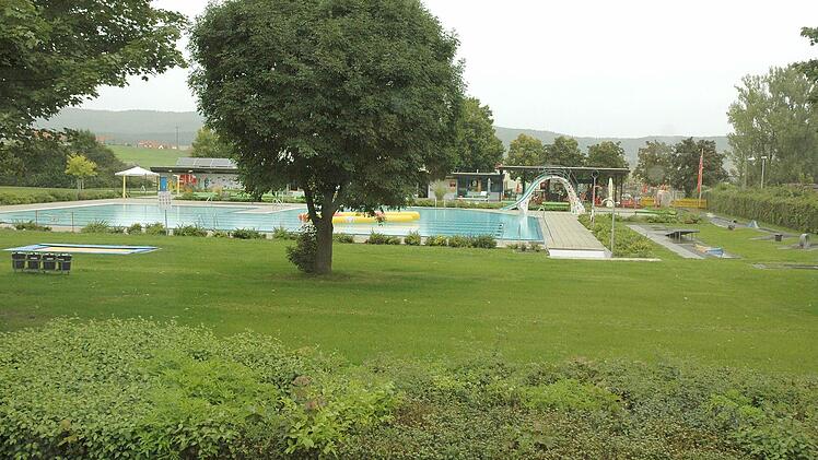 So sah das Freibad in Hofheim nach dem Bau vor 40 Jahren aus. Nun hat der Zahn der Zeit daran genagt, und es muss kräftig saniert werden.