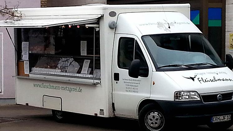 Mit dem Metzgerei-Verkaufsmobil steht Alfred Fleischmann jeden Freitag Vormittag vor der zukünftigen Metzgerei. Foto: Johanna Blum