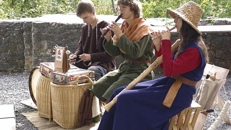 Die Mittelalter-Gruppe "Gugelhupf" (von links): Leopold, Kajetan und Mutter Christine sorgten mit passender Musik aus drei Jahrhunderten für stilechte Unterhaltung.