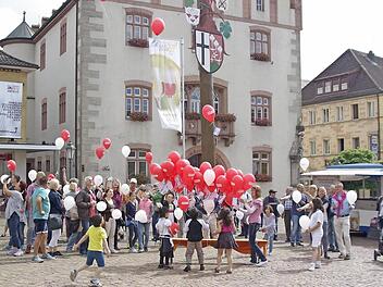 Mehr als 99 Luftballons stiegen bei der Hamma-Damma-Wette in den Himmel. Das bedeutete eine Stunde lang Freibier.  Fotos: Winfried Ehling