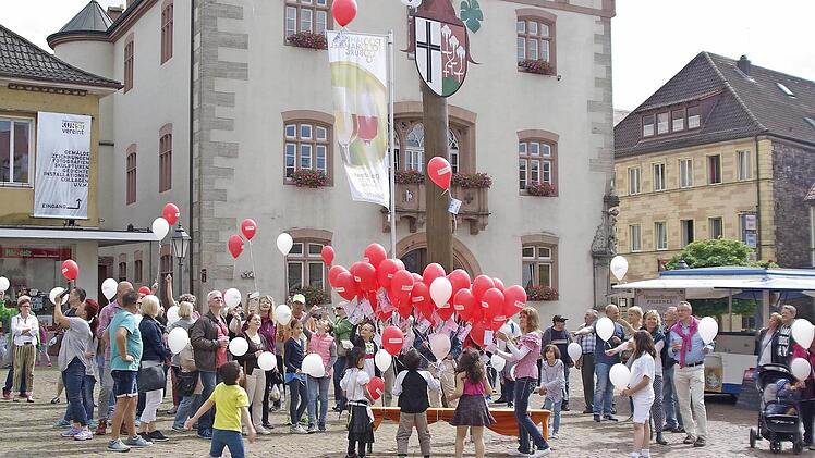 Mehr als 99 Luftballons stiegen bei der Hamma-Damma-Wette in den Himmel. Das bedeutete eine Stunde lang Freibier.  Fotos: Winfried Ehling