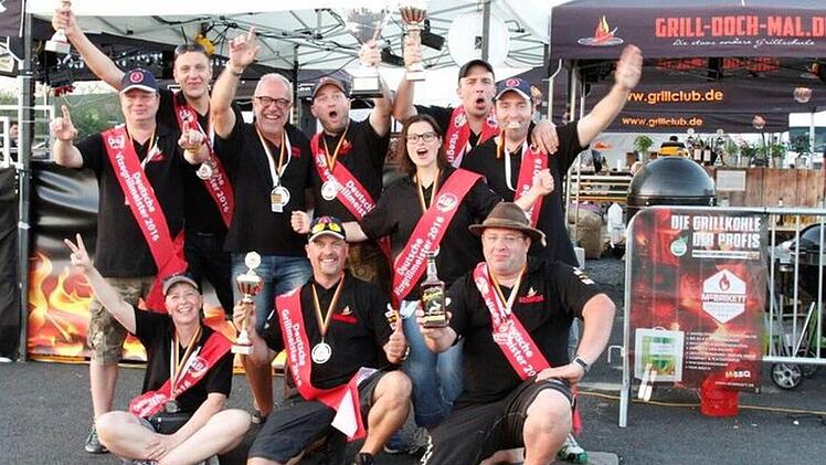 Das "Grill-doch-mal"-Team in Feierlaune: Holger, Daniel, Werner, Martin, Conny, Ralf, Christian R. (hinten, von links ), Silke, Christian und Joachim, alias "Schnitzel" (vorne, von links )  Fotos: privat