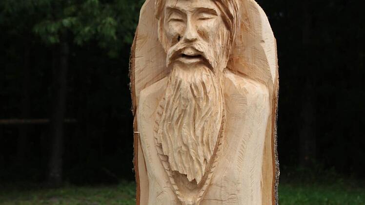 Aus einem Ahornstumpf ist der heilige Ambrosius entstanden, der am Lehrbienenstand steht.Ambrosius .  Foto: Heike Beudert